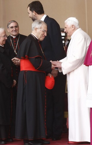 El cardenal arzobispo de Madrid, Antonio Maria Rouco Varela, saluda al papa Benedicto XVI.
