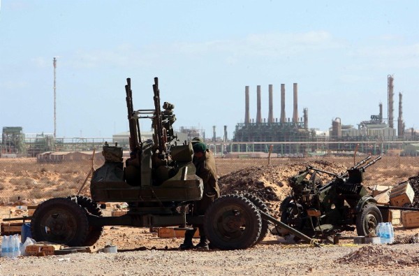 Un cañon tierra-aire usado por grupos rebeldes en Ras Lanuf.