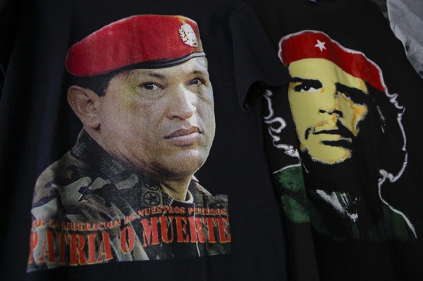 Detalle de una camiseta con la imagen del presidente de Venezuela, Hugo Chávez (i), y el guerrillero argentino Ernesto Che Guevara.