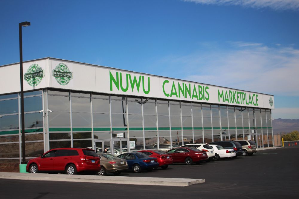 Vista de la fachada del dispensario de marihuana más grande del mundo, Nuwu Cannabis Marketplace, en Las Vegas, Nevada (EEUU). 